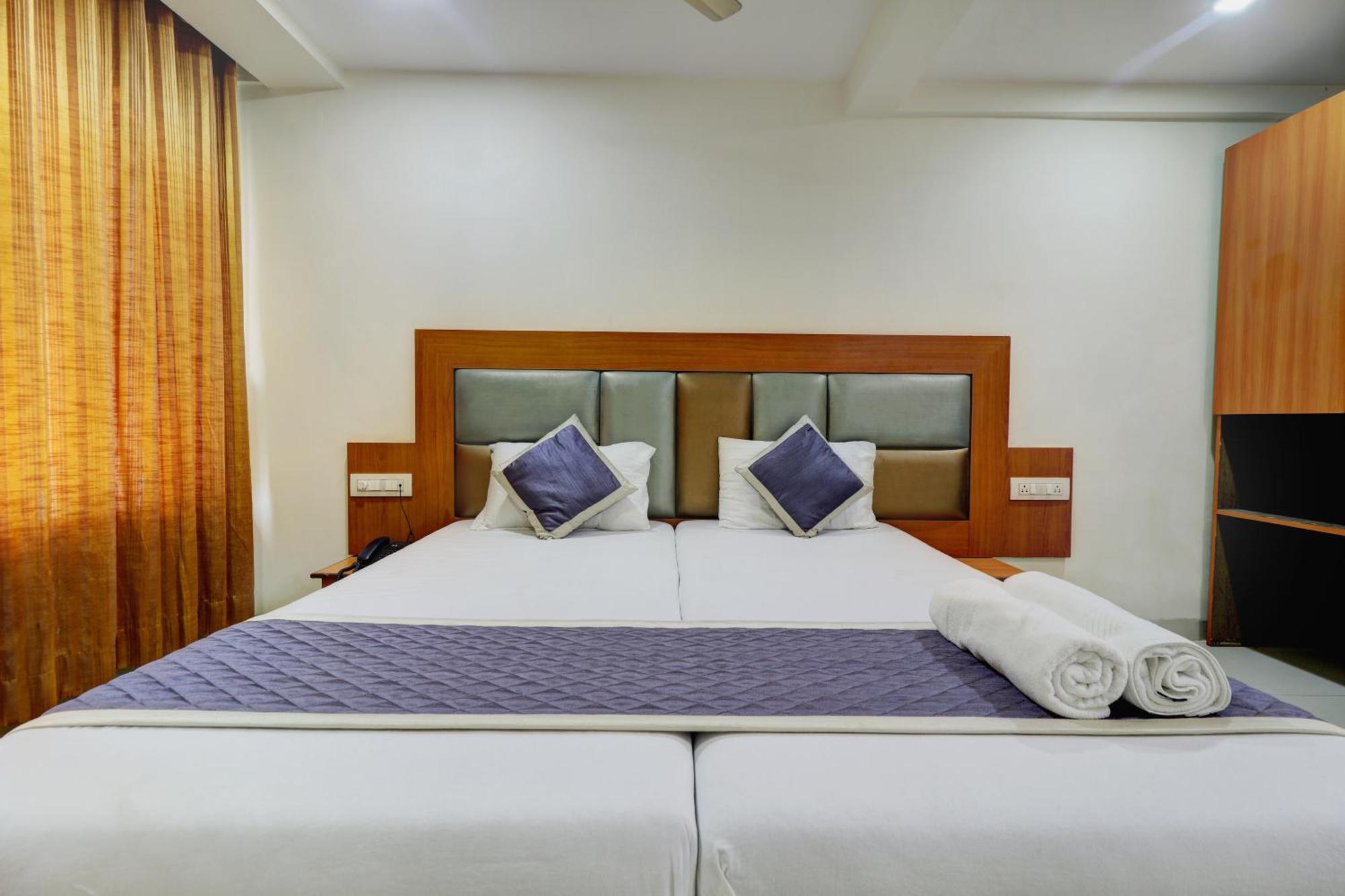 Hotel New Sarovar Grand Panvel Exteriör bild