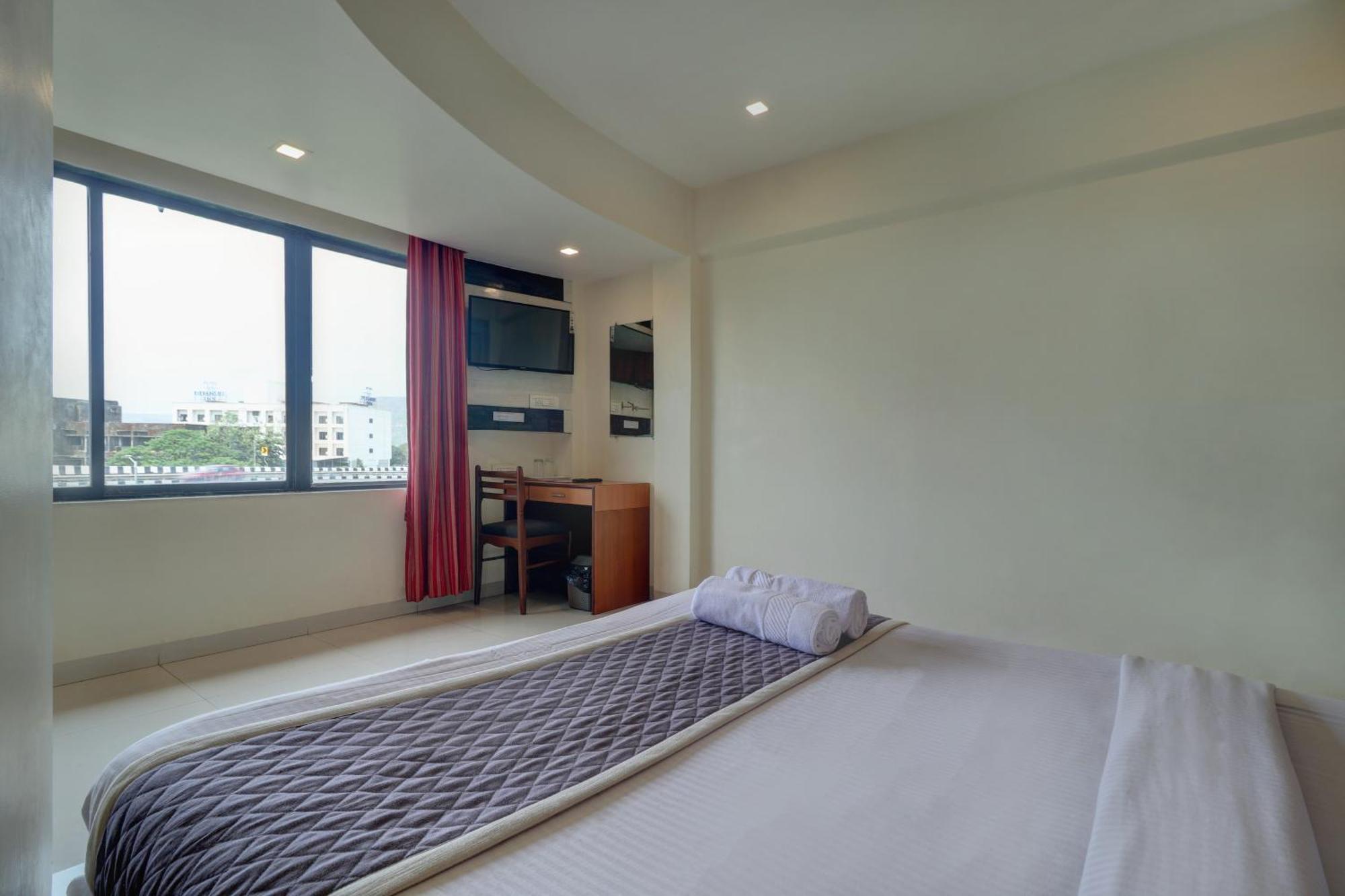Hotel New Sarovar Grand Panvel Exteriör bild