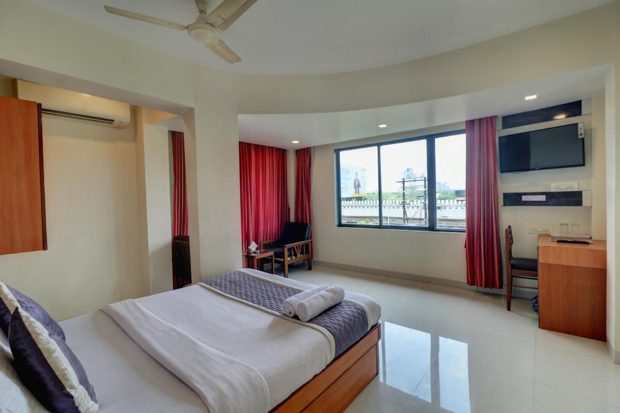 Hotel New Sarovar Grand Panvel Exteriör bild