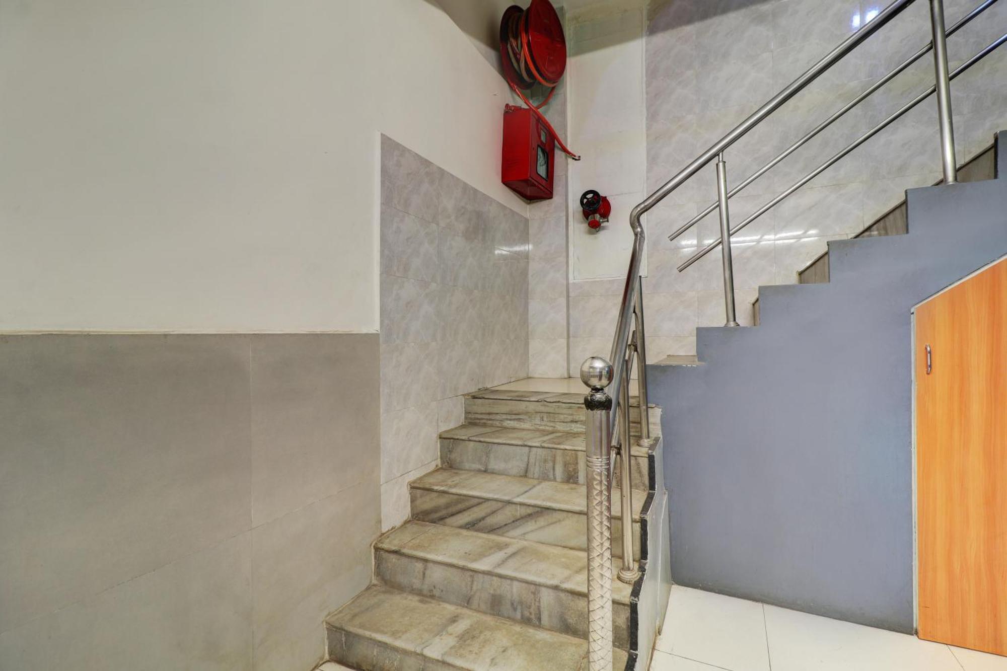 Hotel New Sarovar Grand Panvel Exteriör bild